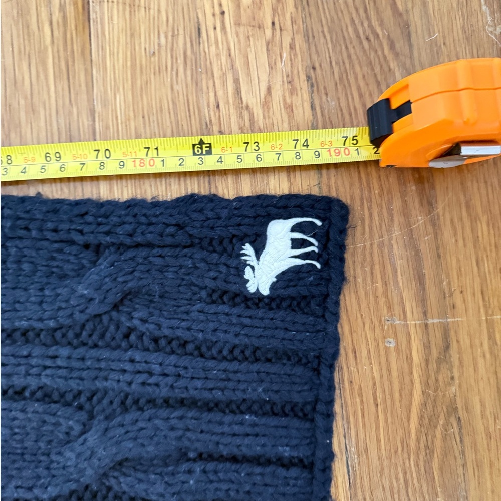 Abercrombie & Fitch Chunky Cable Knit Scarf with Moose Logo, Unisex - Picture 7 of 17